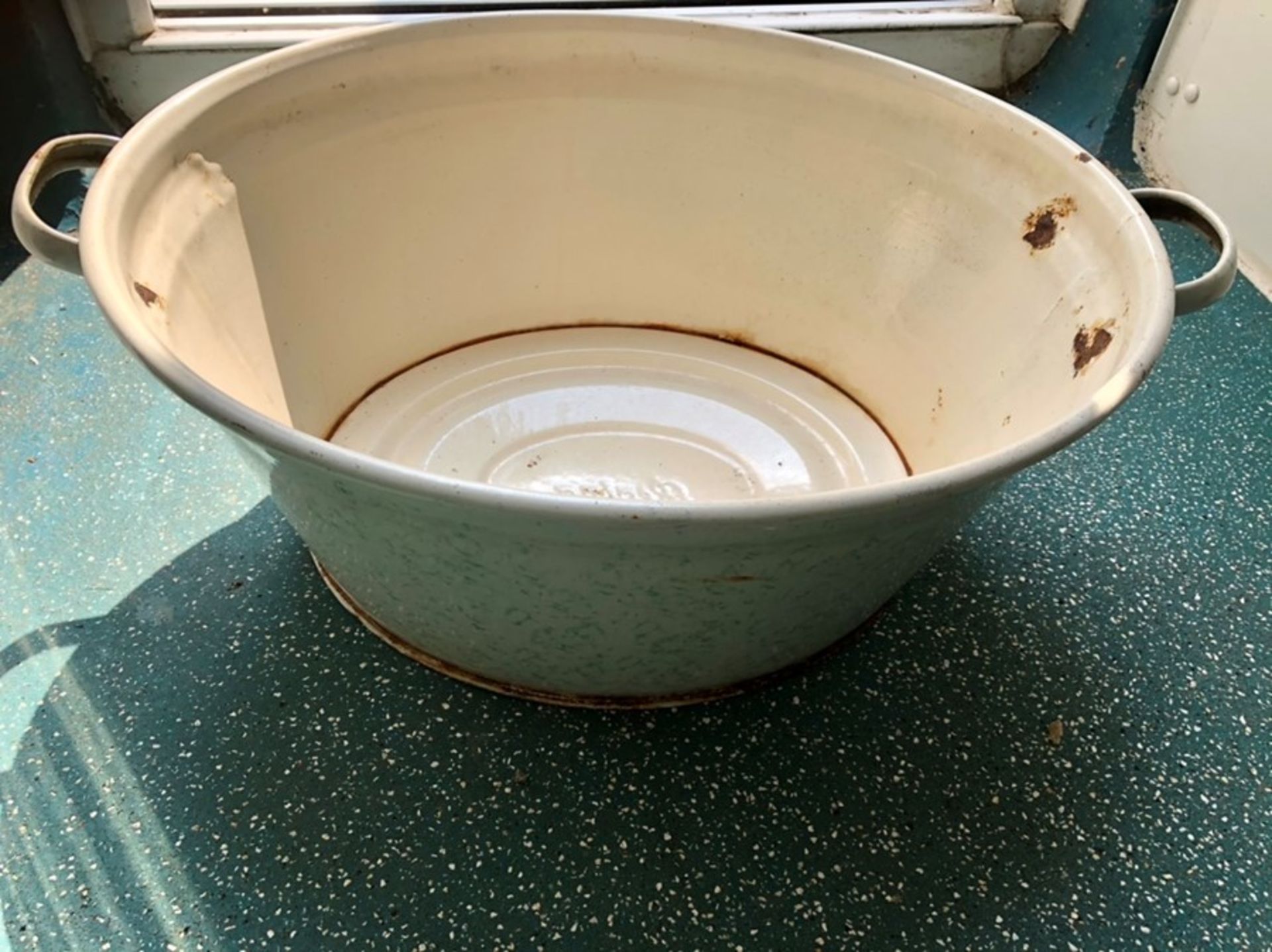 Vintage enamel bread bin with enamel jug and bath - Image 2 of 3