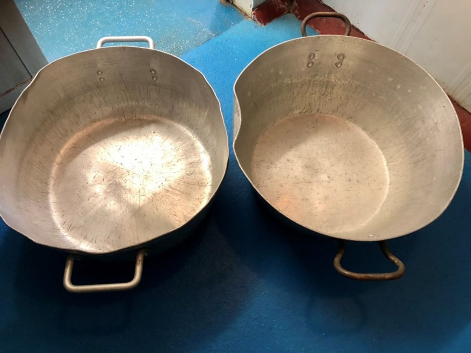 2 large 18" wide aluminium pans