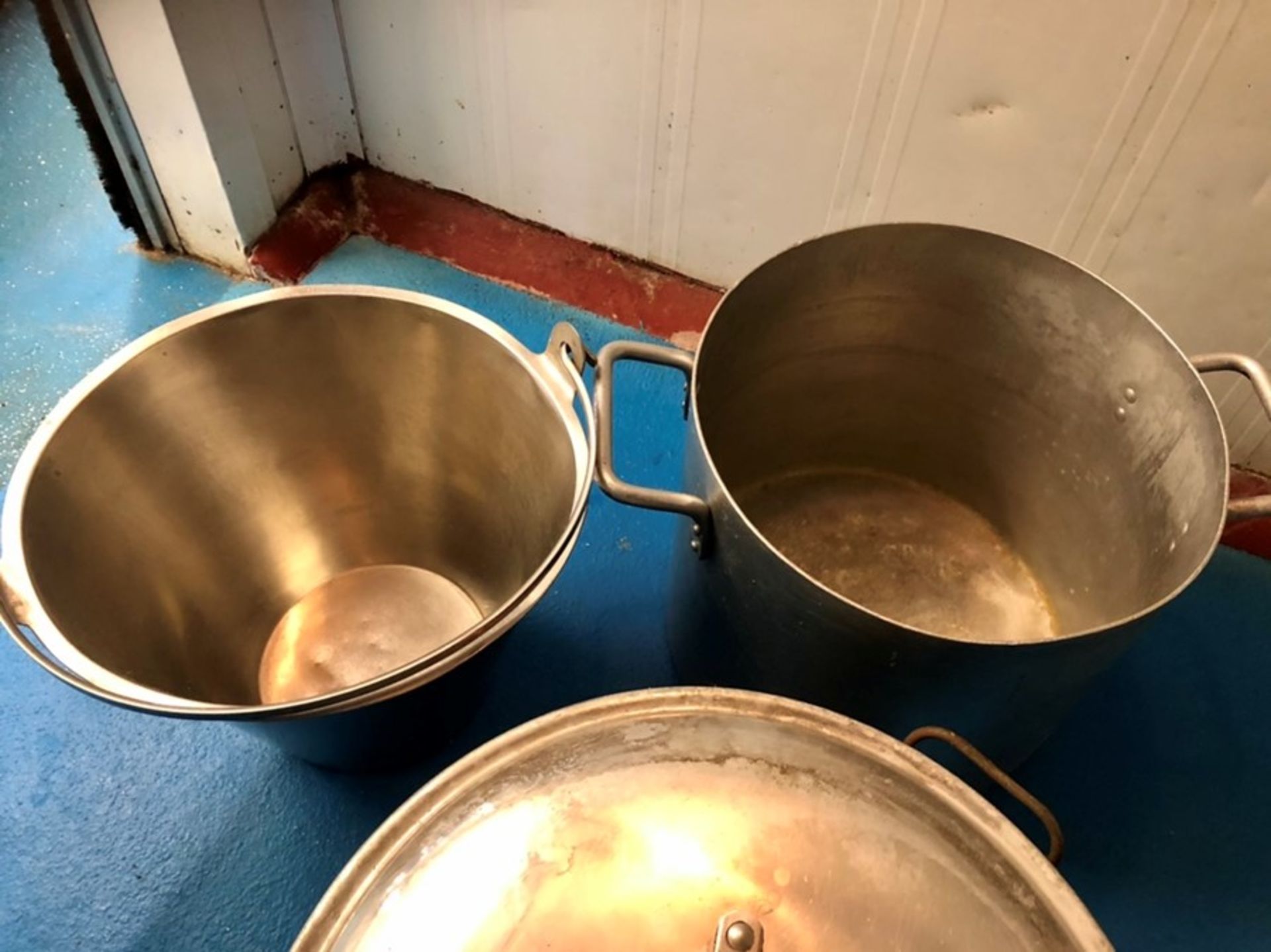 1 bucket, 1 aluminium pan and 1 aluminium sauce pan - Image 3 of 3