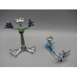 2 metal frogs