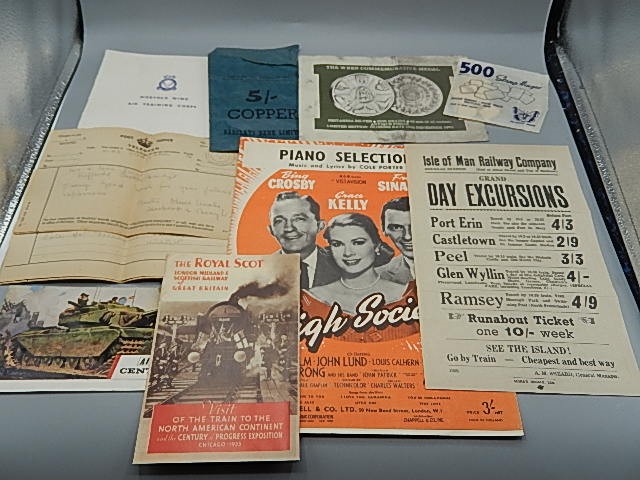A mixed lot of ephemera to include post cards, picture cards, photo's, telegrams etc - Image 7 of 10