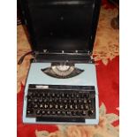 Portable Quen-data 610 de luxe typewriter in case
