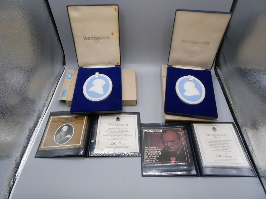 4 Cased Wedgwood Portrait Medallions Sir Winston Churchill no 432 of 1000 , George Stubbs no 725 - Image 4 of 6