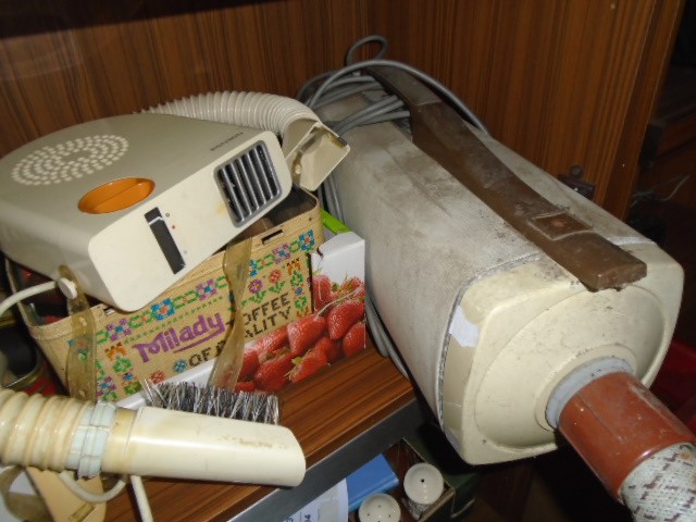 job lot glasses, vintage household cleaning produts, boot brushes, polishes and cotton reels, a - Image 4 of 4