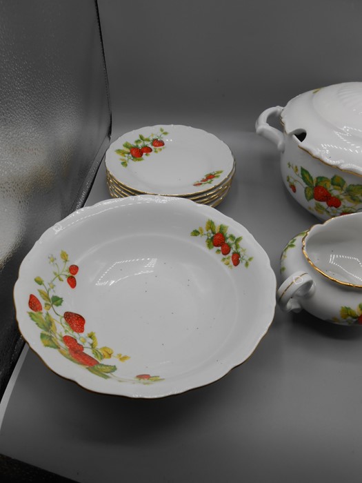 Czechoslovakian part Strawberry Pattern Dinner Service. plates 7 x 25 cm 2 x 22cm 6 x 17 cm 6 - Image 8 of 11