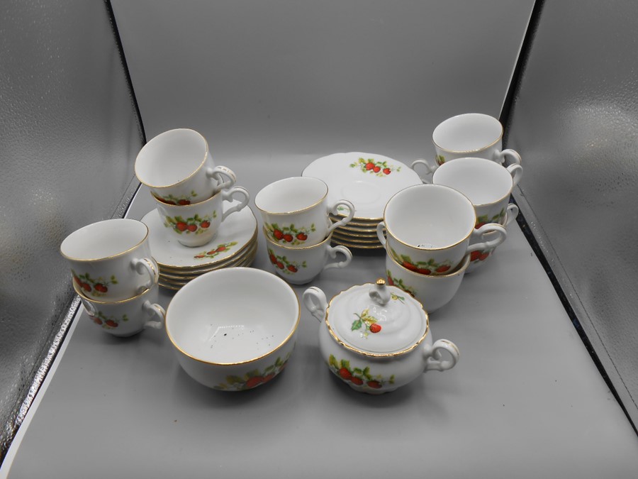 Czechoslovakian part Strawberry Pattern Dinner Service. plates 7 x 25 cm 2 x 22cm 6 x 17 cm 6 - Image 9 of 11