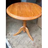 Pine pedestal lamp table