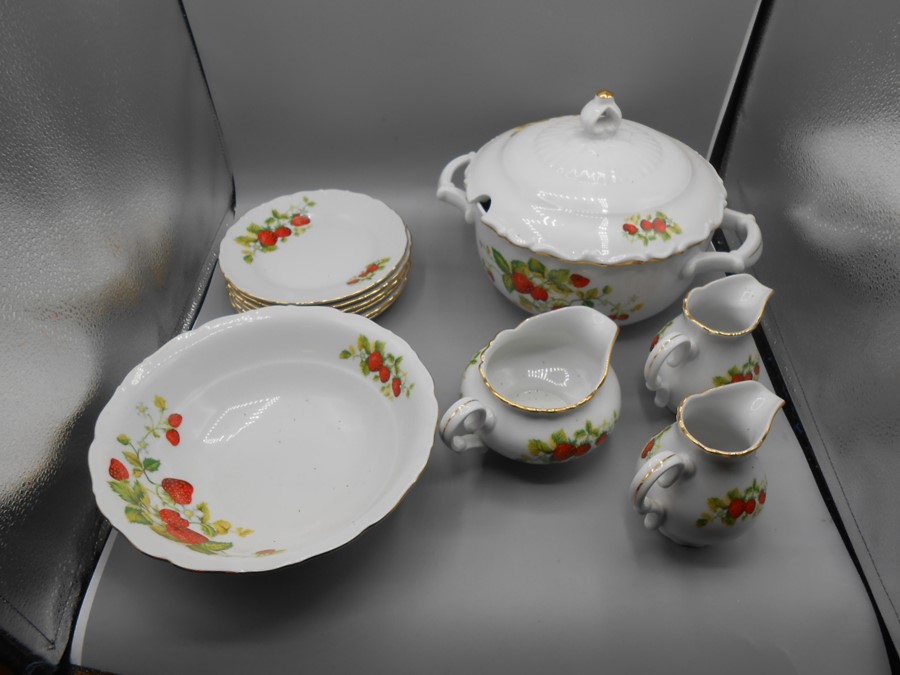 Czechoslovakian part Strawberry Pattern Dinner Service. plates 7 x 25 cm 2 x 22cm 6 x 17 cm 6 - Image 6 of 11