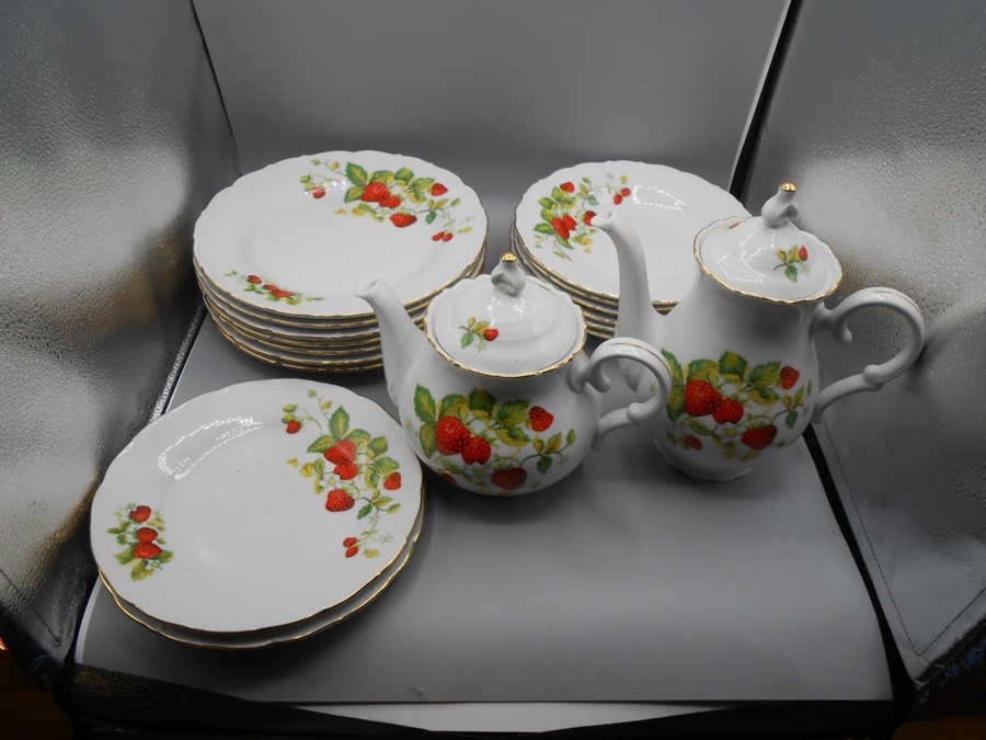 Czechoslovakian part Strawberry Pattern Dinner Service. plates 7 x 25 cm 2 x 22cm 6 x 17 cm 6