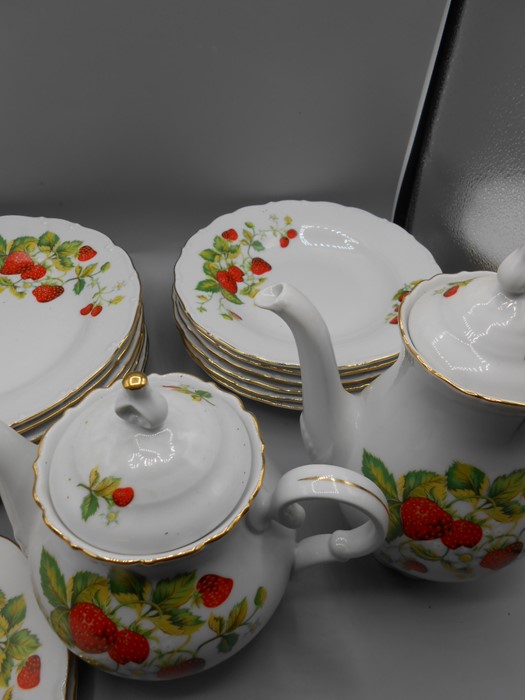 Czechoslovakian part Strawberry Pattern Dinner Service. plates 7 x 25 cm 2 x 22cm 6 x 17 cm 6 - Image 4 of 11