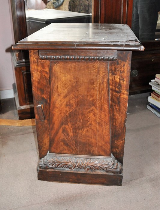 Early Victorian mahogany cupboard 68 x 53 x 75 cm
