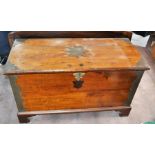 Trunk 122 x 54 x 72cm ( key with auctioneers )
