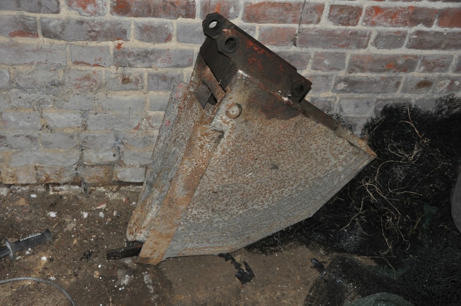 Trenching bucket