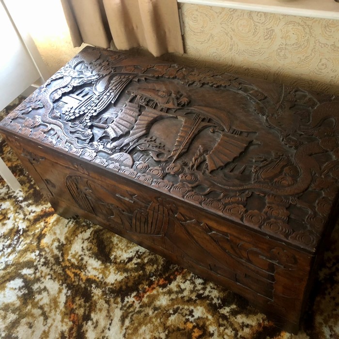 Camphor wood trunk with oriental design, 95 x 44 x 48 cm