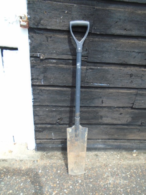 Post spade, galvanised pots, wooden trug and pots - Image 3 of 4