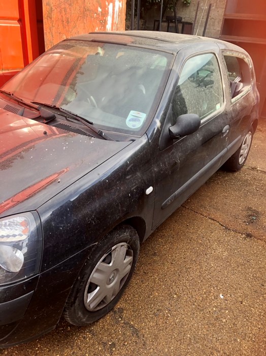 Renault Clio ( no keys or V5 ) from deceased estate elderly lady has owned from new been standing in - Image 3 of 12