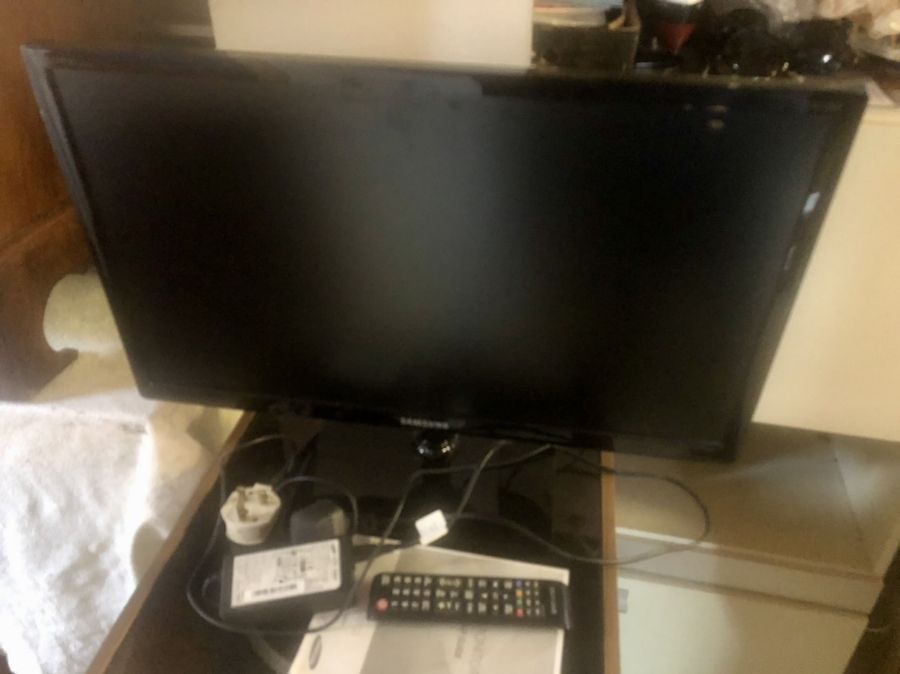 Samsung 24 " TV with remote ( house clearance )