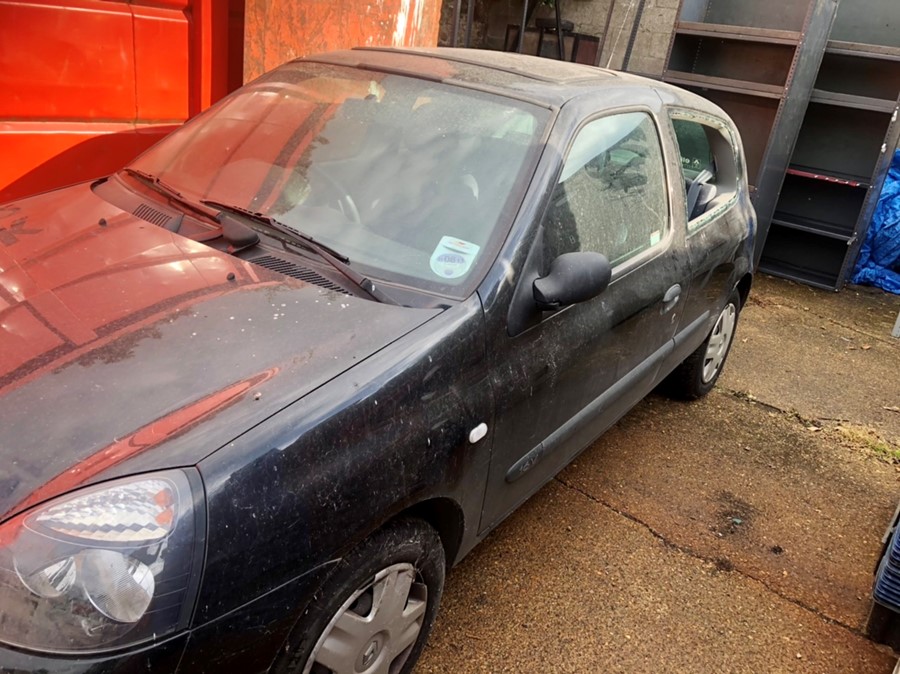 Renault Clio ( no keys or V5 ) from deceased estate elderly lady has owned from new been standing in - Image 4 of 12