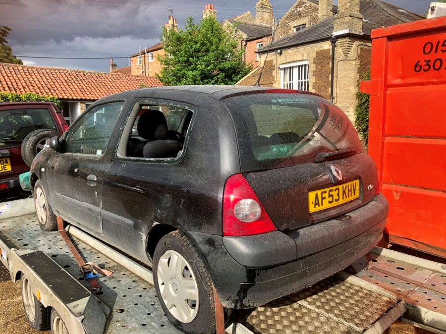 Renault Clio ( no keys or V5 ) from deceased estate elderly lady has owned from new been standing in - Image 12 of 12