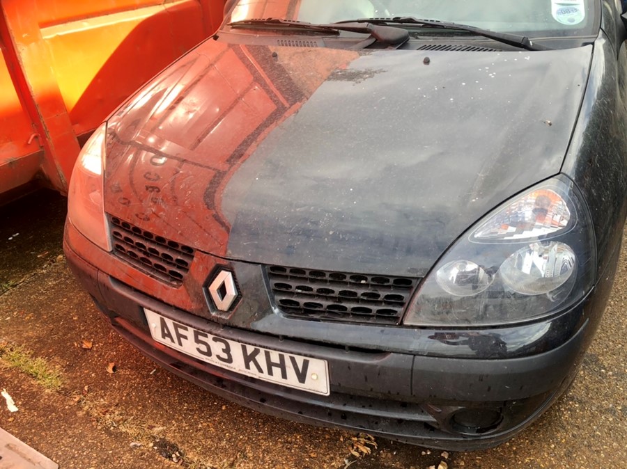 Renault Clio ( no keys or V5 ) from deceased estate elderly lady has owned from new been standing in - Image 2 of 12