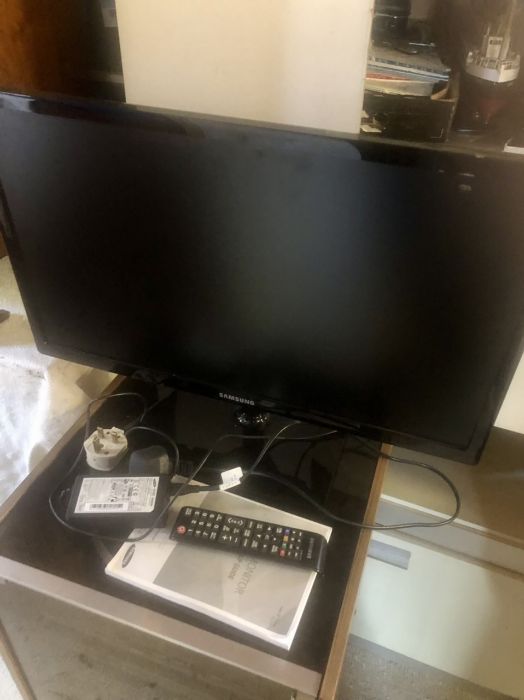 Samsung 24 " TV with remote ( house clearance ) - Image 2 of 2