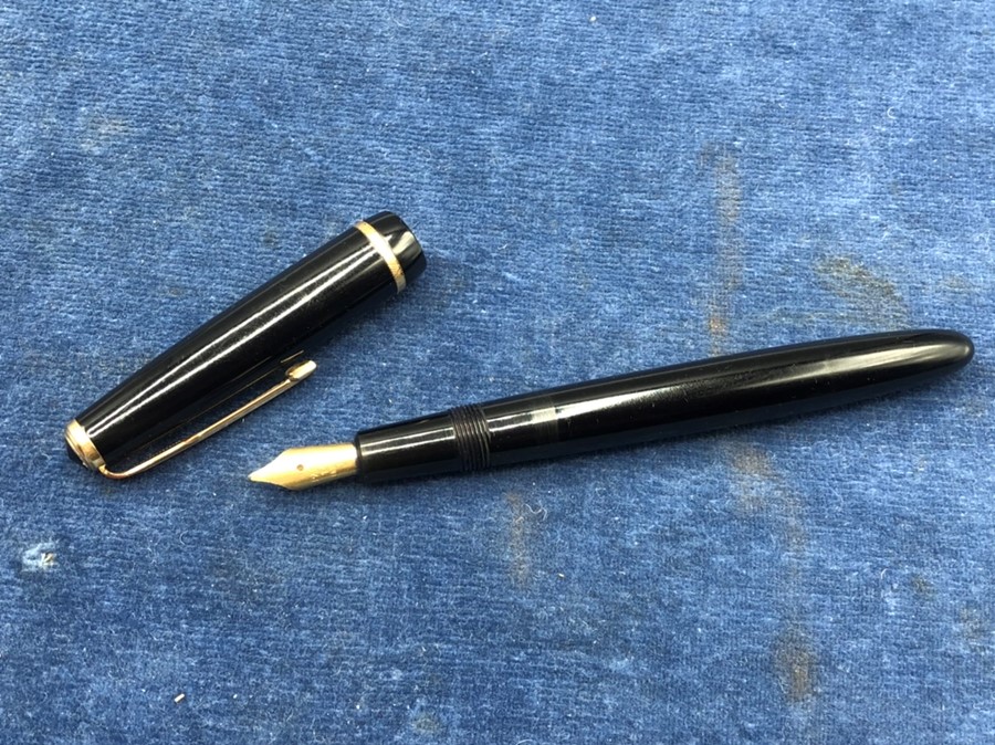 Parker Victory Fountain Pen 14 k gold nib ( lid is chipped at base ) - Image 4 of 6