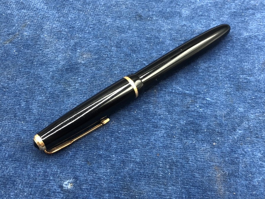 Parker Victory Fountain Pen 14 k gold nib ( lid is chipped at base )