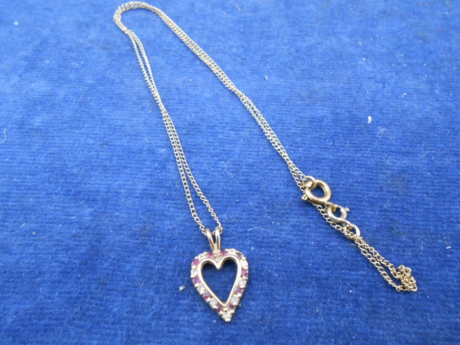 9ct gold chain with yellow metal heart pendant