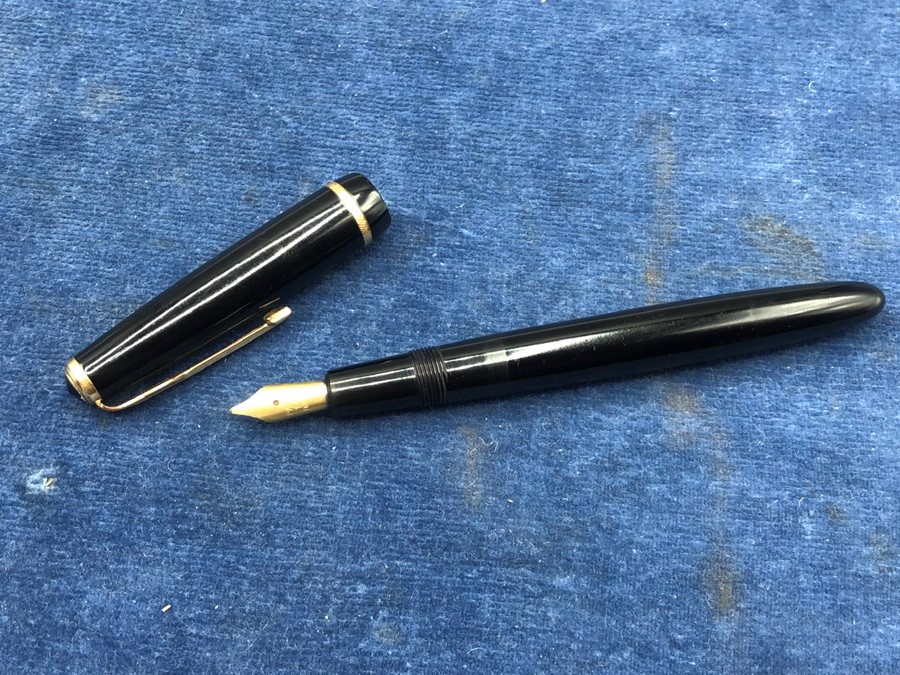 Parker Victory Fountain Pen 14 k gold nib ( lid is chipped at base ) - Image 3 of 6