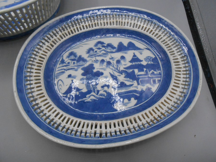 Antique Chinese Export Blue Canton Reticulated Basket Bowl & Stand . Basket has 2 cracks at top , 11 - Image 4 of 7
