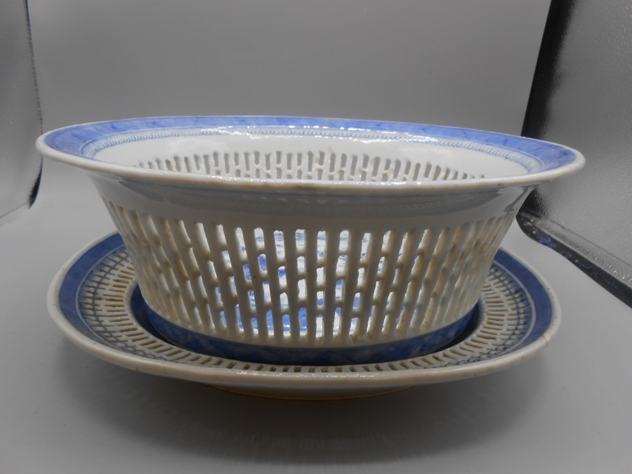 Antique Chinese Export Blue Canton Reticulated Basket Bowl & Stand . Basket has 2 cracks at top , 11 - Image 2 of 7