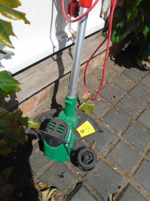 electric strimmer, 2 loppers, hanging basket - Image 2 of 4