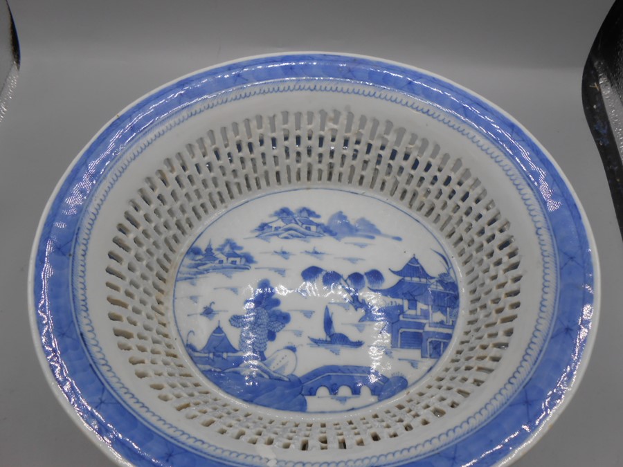 Antique Chinese Export Blue Canton Reticulated Basket Bowl & Stand . Basket has 2 cracks at top , 11 - Image 3 of 7