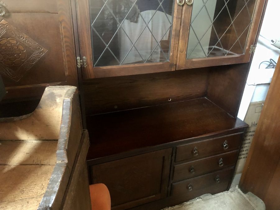 Display cabinet with lead glazed doors and carved design ( 2 pieces) - Image 5 of 5