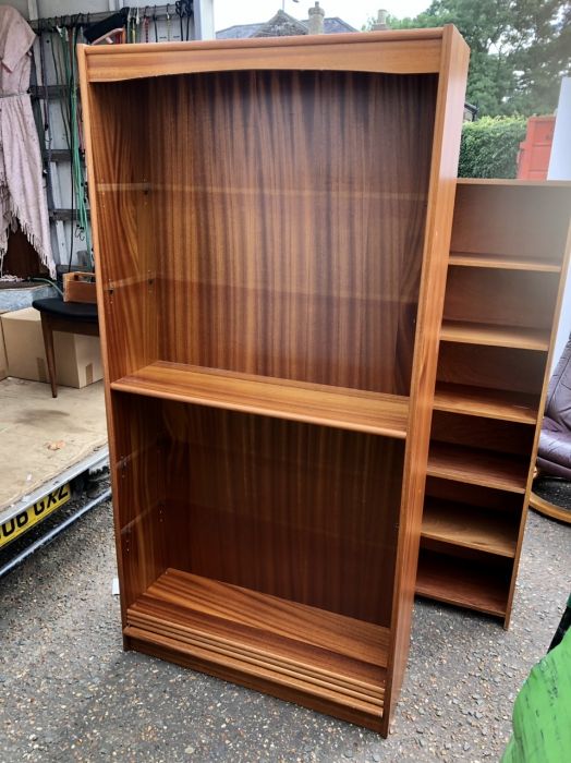 Bookcase with adjustable shelves