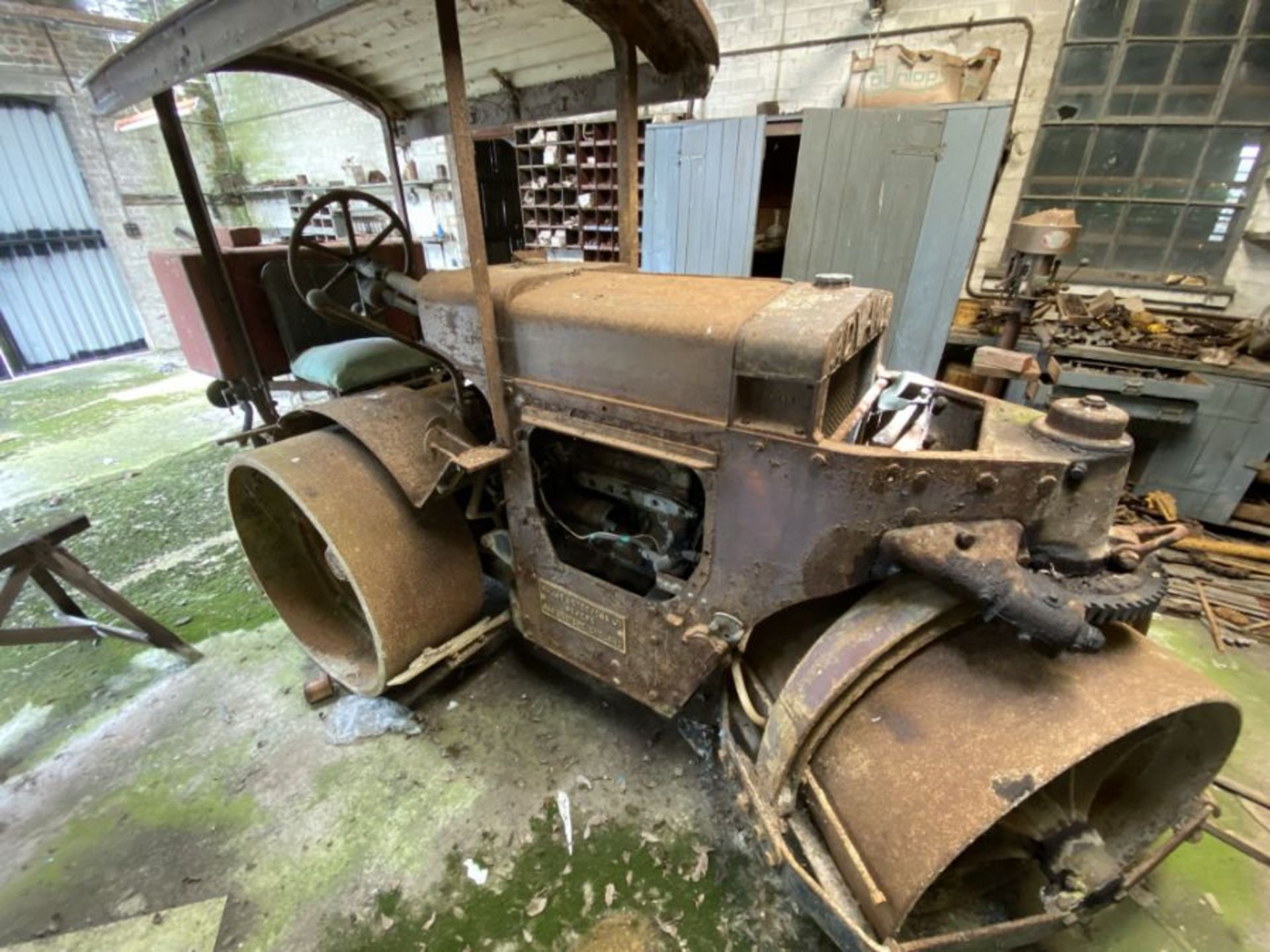 Wallis and Steevens Advance road roller - a true barn find! Has been stored in an old workshop - Image 3 of 3