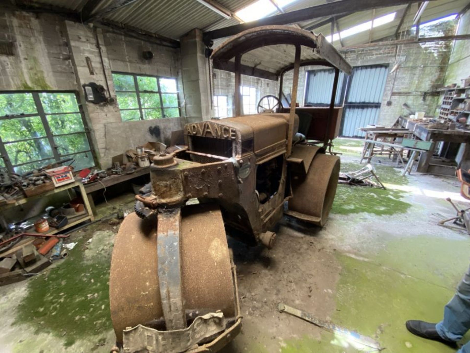 Wallis and Steevens Advance road roller - a true barn find! Has been stored in an old workshop - Image 2 of 3