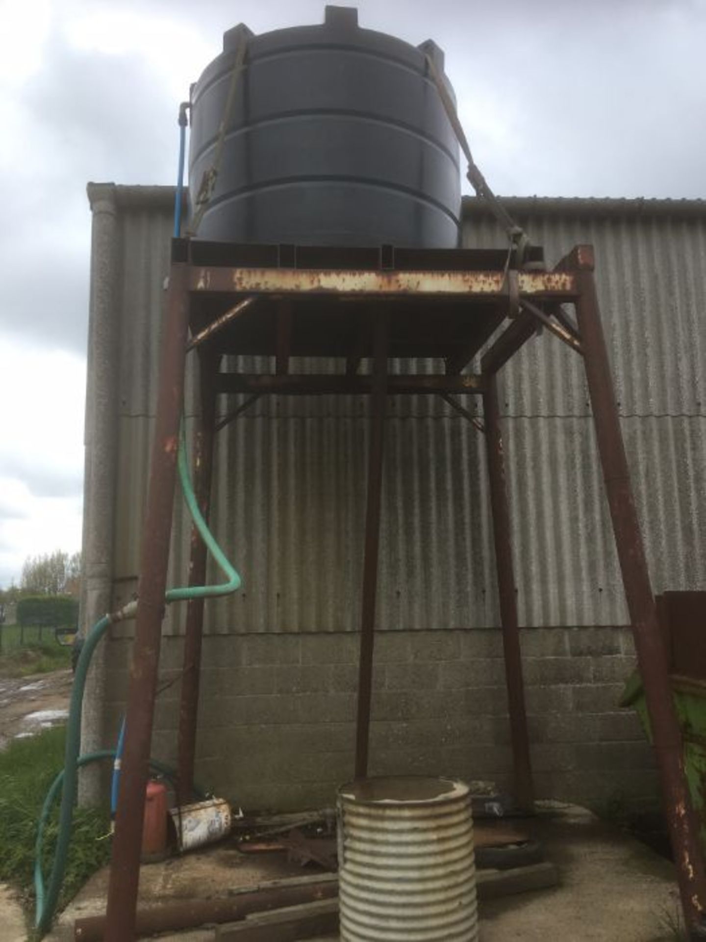 Water storage (4000Lt) tank and stand, 3.5M