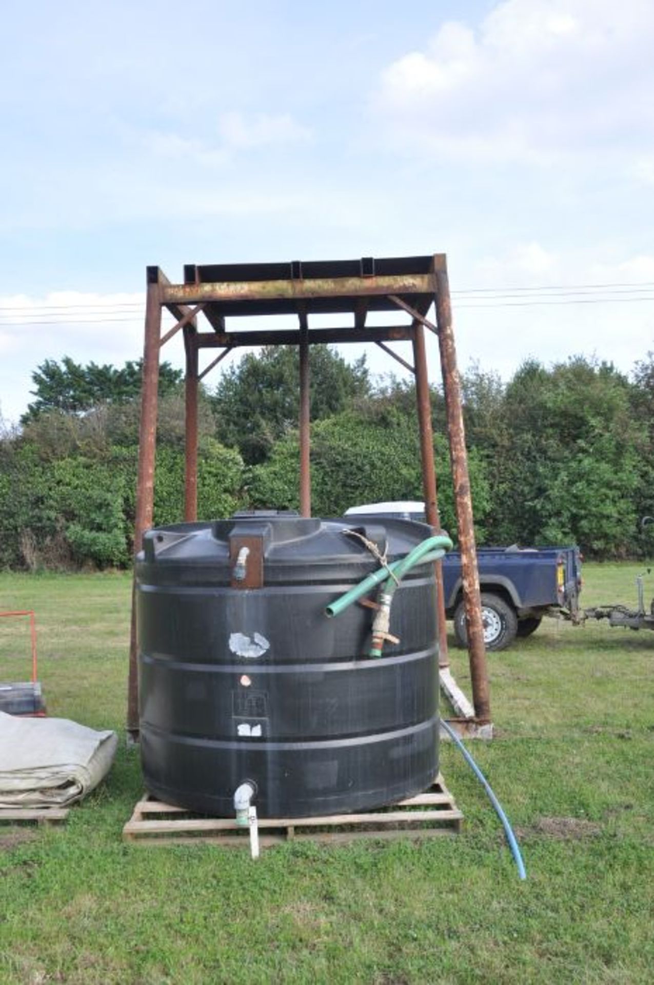 Water storage (4000Lt) tank and stand, 3.5M - Image 2 of 2