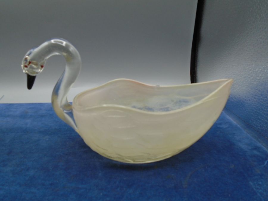 3 clear and coloured glass swans - Image 4 of 4