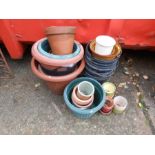 Quantity of garden pots and buckets