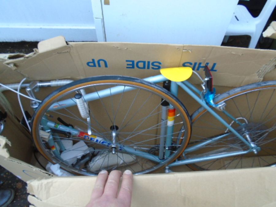 Brand new vintage Peugeot adult racing bike in original box - Image 3 of 5