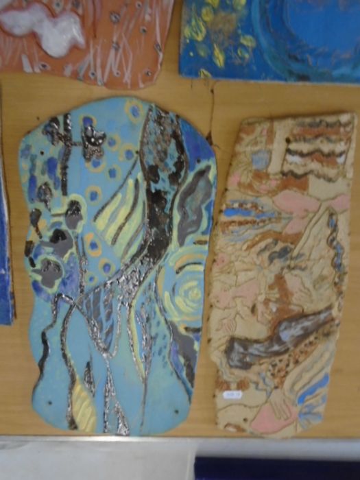 5 plaques made in crank clay depicting various abstract images made by a local artist - Image 3 of 5
