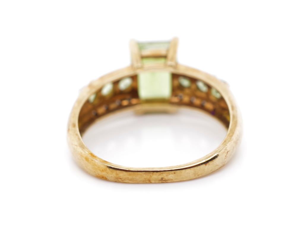 Peridot and diamond set 9ct yellow gold ring - Image 4 of 5