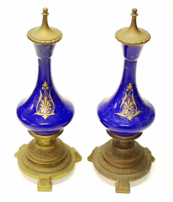 Pair of French porcelain & brass garnitures - Image 2 of 5