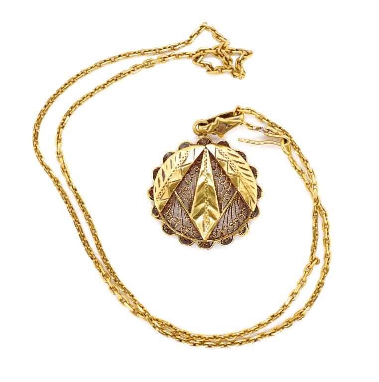 Yellow gold filigree pendant and chain