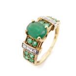 Emerald and 9ct yellow gold ring