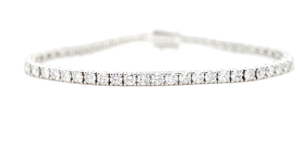 4.57ct diamond and 18ct white gold tennis bracelet - Image 3 of 5