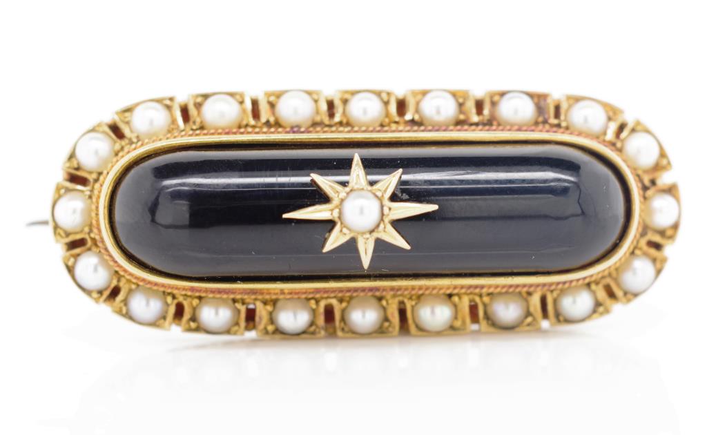 Victorian onyx and yellow gold brooch