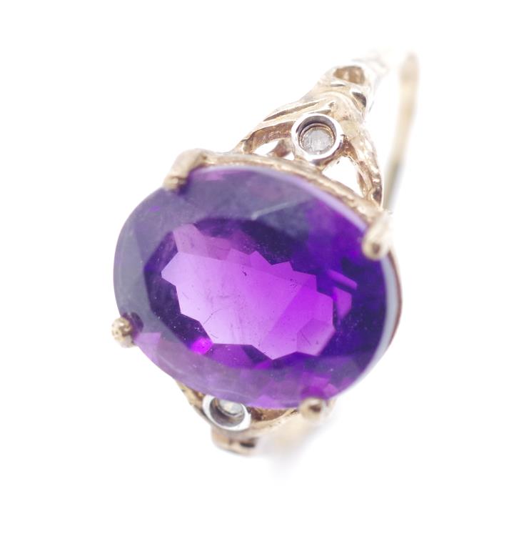 Amethyst and yellow gold ring